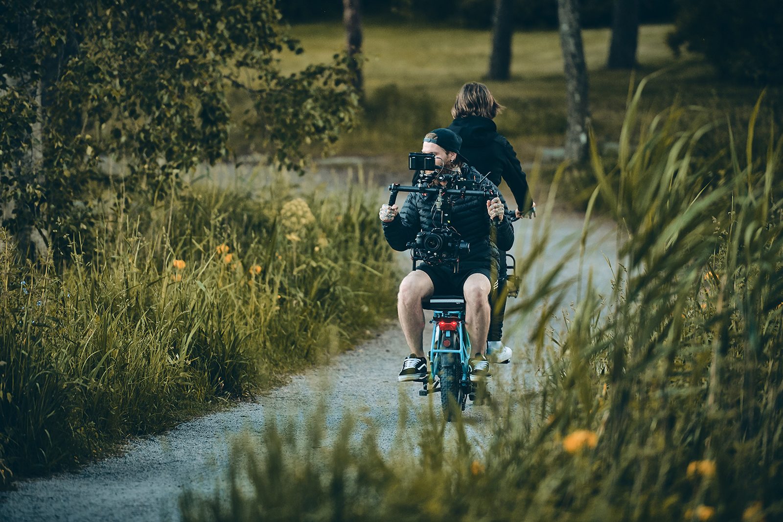 Daniel Hacker bei einer Kamerafahrt am Filmset