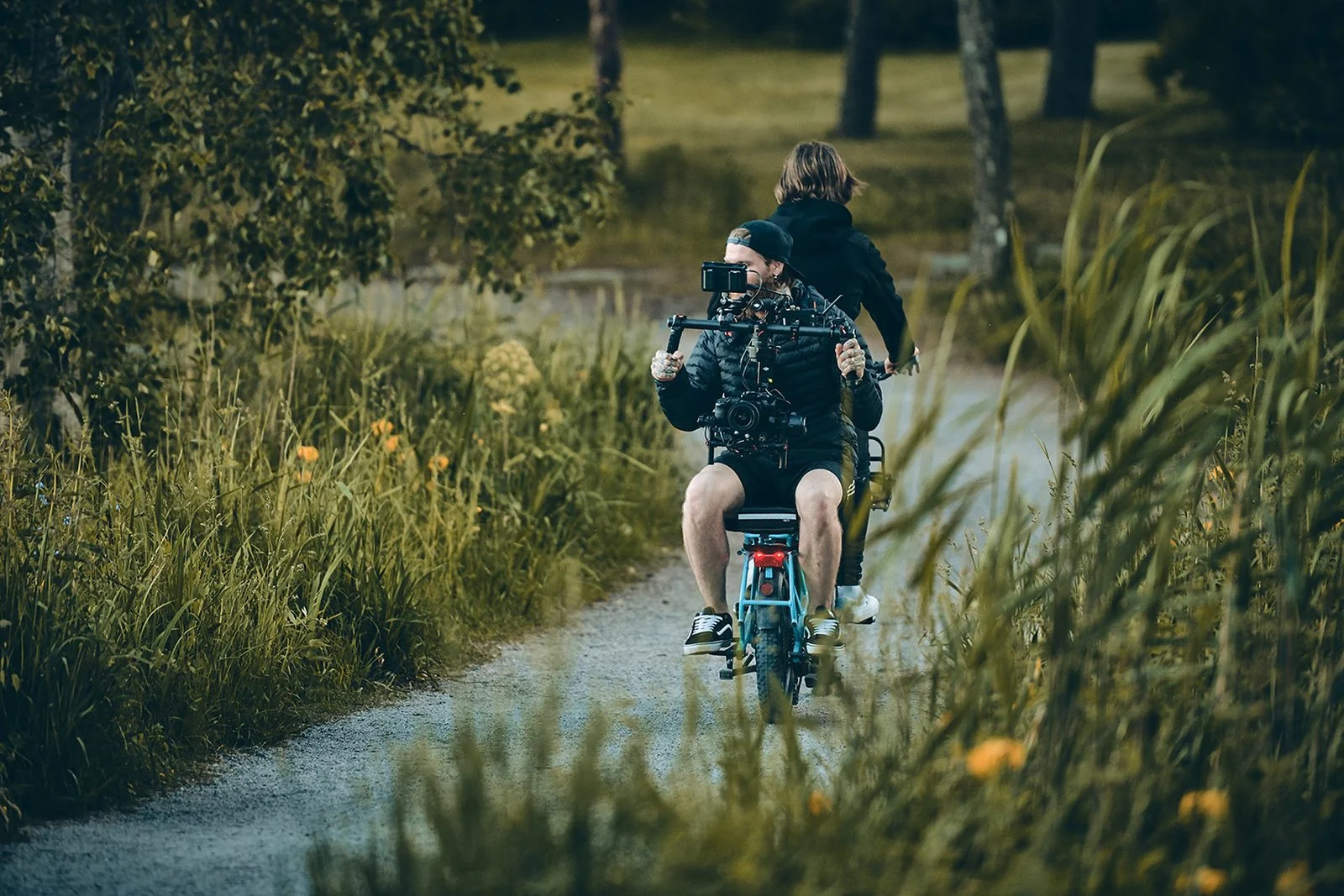 Daniel Hacker bei einer Kamerafahrt am Filmset